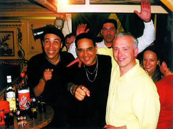 

Denis en compagnie de Maraca et des spectateurs

***************


  



Photo (c) magazinediscotheque.com
